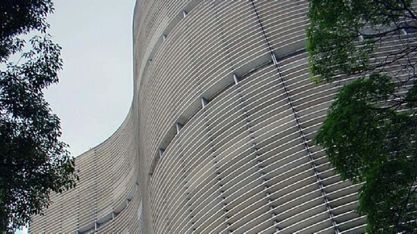 Edifício Copan (São Paulo, Brasil), cerca de 5 mil pessoas por Rodrigo Soldon / Wikimedia Commons