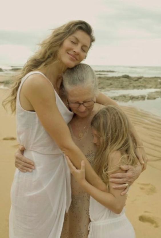 Modelo em momentos especiais com a família por Reprodução | Instagram