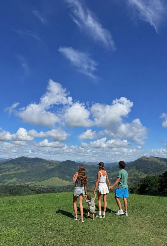 Modelo em momentos especiais com a família por Reprodução | Instagram