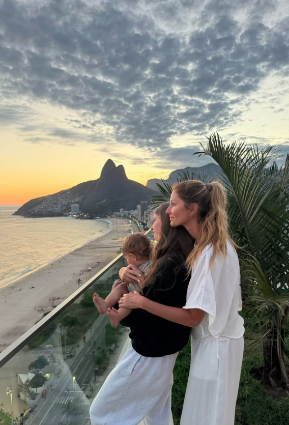 Modelo em momentos especiais com a família por Reprodução | Instagram