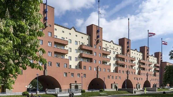 Karl-Marx-Hof (Viena, Áustria), cerca de 5 mil pessoas por Thomas Ledl / Wikimedia Commons
