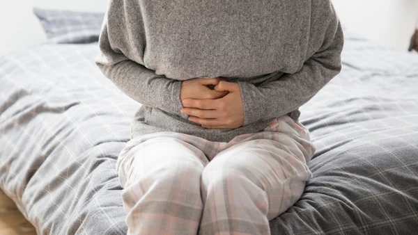 Muitas vezes, o corpo começa avisando de forma discreta que o sistema digestivo está lidando com uma carga maior do que deveria por Freepik