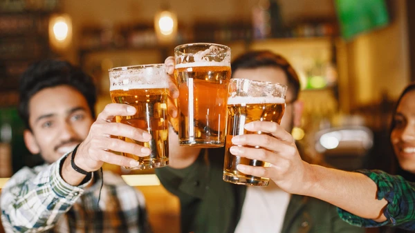 No caso da cerveja, a atenção passa pela microbiota intestinal, pela proteção da mucosa e pelo trabalho exigido do fígado para processar o álcool por Freepik