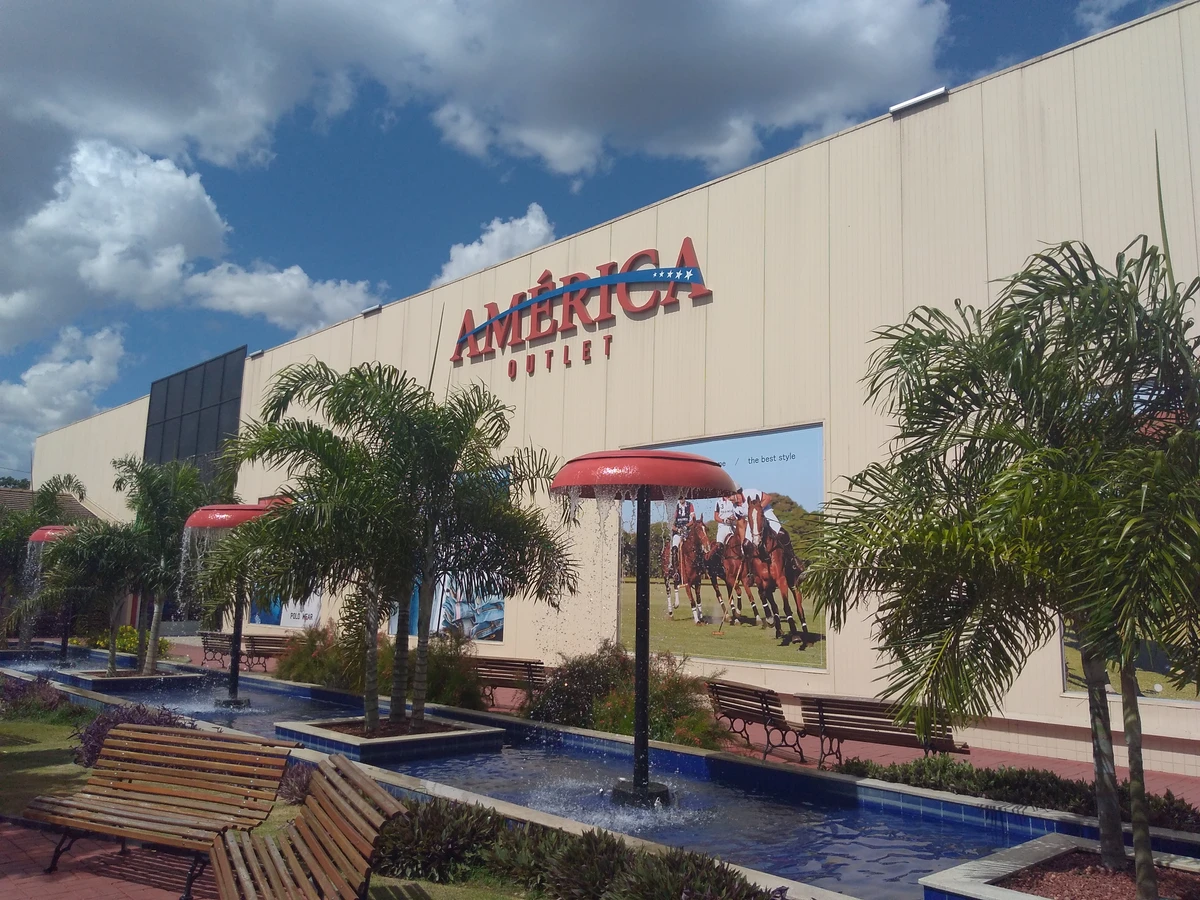 O América Outlet, que tinha lojas de marcas como a Guess e uma roda-gigante, fechou as portas na pandemia.  por Wikicommons