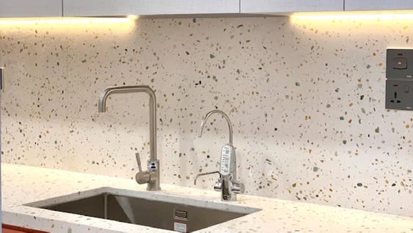 O granilite, ou terrazzo, é um revestimento feito com fragmentos de pedra misturados a uma base cimentícia ou resinada. É uma boa opção porque une resistência, efeito decorativo e sensação de continuidade visual por Thới Nam Cao / Pexels