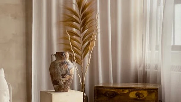 O microcimento é um revestimento aplicado em camadas finas, com textura lisa e aparência semelhante ao cimento queimado. É uma boa opção porque cria continuidade visual, quase não tem emendas e funciona bem em cozinhas integradas por Pavel Morillo / Pexels
