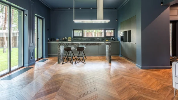 O piso vinílico é um revestimento flexível usado no chão, disponível em mantas, réguas ou placas. É uma boa opção porque traz conforto ao pisar, melhora o isolamento acústico e ajuda a unificar visualmente o apartamento por Max Vakhtbovych / Pexels