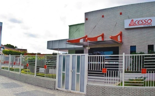 O primeiro prédio do Colégio Acesso, inaugurado nos anos 2000, funcionava na Avenida Getúlio Vargas. Hoje, é um restaurante McDonald's. O Colégio Acesso atualmente tem unidades na Avenida Noide Cerqueira e no Ponto Central.  por Google Street View