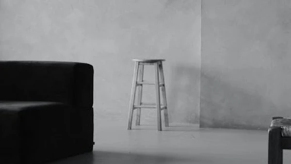 O revestimento mineral texturizado é um acabamento aplicado em camadas, com aparência natural e superfície levemente irregular. É uma boa opção porque cria profundidade visual, disfarça pequenas marcas e combina com decoração neutra por Pavel Morillo / Pexels