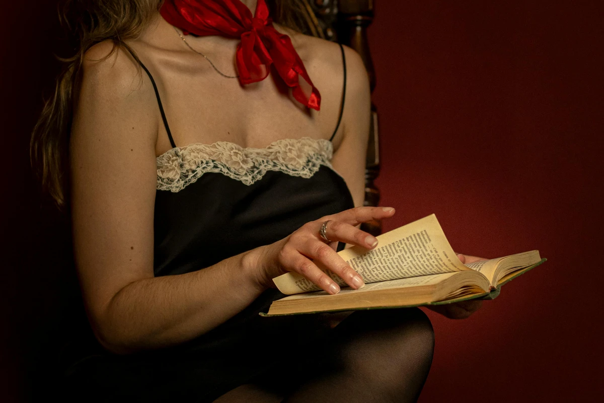 Para quem ama romance hot: 40 livros e romantasias que prometem prender o leitor