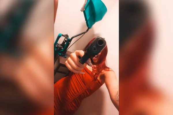 Quem é a ‘Ruiva do Job’, conhecida nas redes sociais por ostentar dinheiro, armas e divulgar conteúdo adulto por Reprodução / Material cedido ao Metrópoles