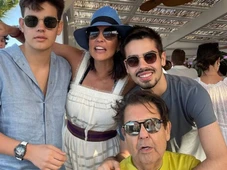 Imagem - Faustão reaparece em foto rara com a família após anos difíceis de saúde