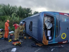 Imagem - Ônibus tomba na BR-324 e deixa um morto e passageiros feridos