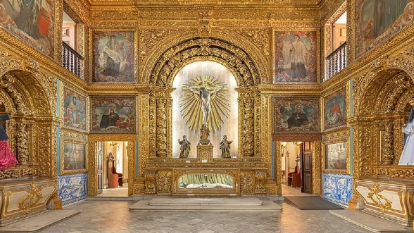 Capela Dourada, joia barroca do Recife conhecida pelo interior ricamente ornamentado por Wilfredor / Wikimedia Commons