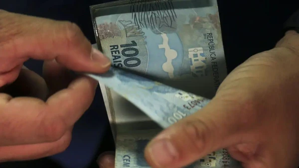  Novo modelo permite comprometer até 20% do saldo total do fundo ou R$ 1.000 (o que for maior) na negociação. José Cruz/Agência Brasil por agencia brasil