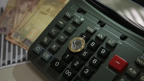 Economistas do Cofecon recomendam o uso do FGTS para eliminar juros abusivos de cartões de crédito e cheque especial. Marcello Casal Jr/Agência Brasil por agencia brasil