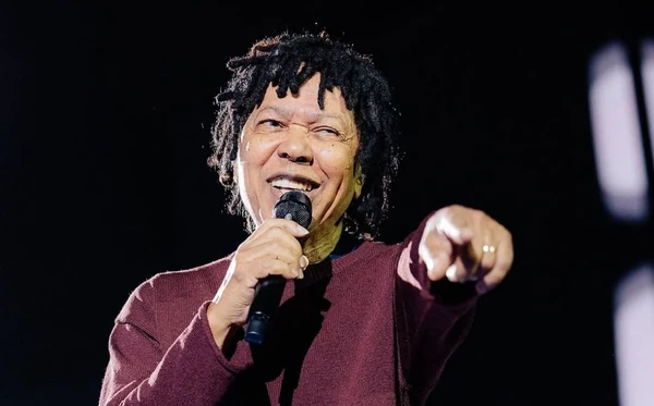 Djavan desembarca em Salvador com turnê que celebra 50 anos de carreira e reúne clássicos