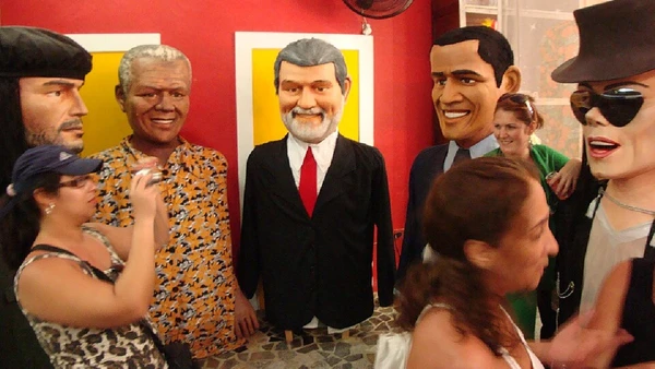 Embaixada dos Bonecos Gigantes, atração no Recife Antigo dedicada aos personagens tradicionais do Carnaval por Prefeitura de Olinda / Wikimedia