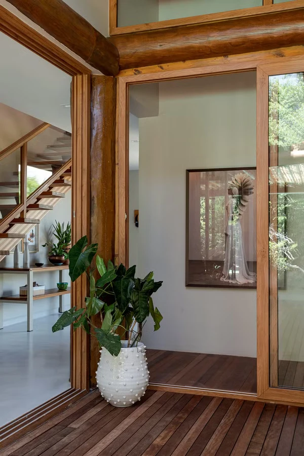 Heloísa Périssé abriu as portas da mansão na Praia do Forte e mostrou decoração minimalista, piscina e integração total com a natureza por Gabriela Daltro/Divulgação