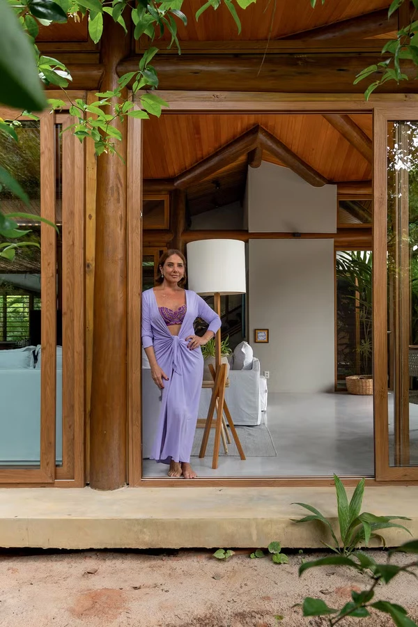 Heloísa Périssé abriu as portas da mansão na Praia do Forte e mostrou decoração minimalista, piscina e integração total com a natureza por Gabriela Daltro/Divulgação