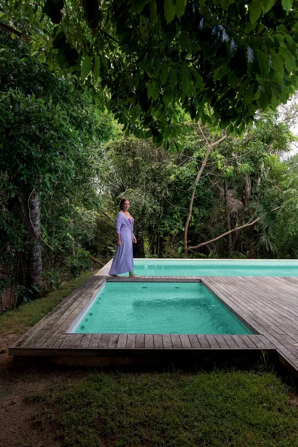 Heloísa Périssé abriu as portas da mansão na Praia do Forte e mostrou decoração minimalista, piscina e integração total com a natureza por Gabriela Daltro/Divulgação