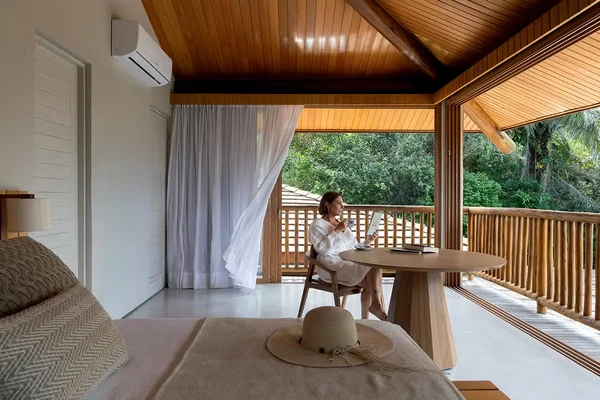 Heloísa Périssé abriu as portas da mansão na Praia do Forte e mostrou decoração minimalista, piscina e integração total com a natureza por Gabriela Daltro/Divulgação