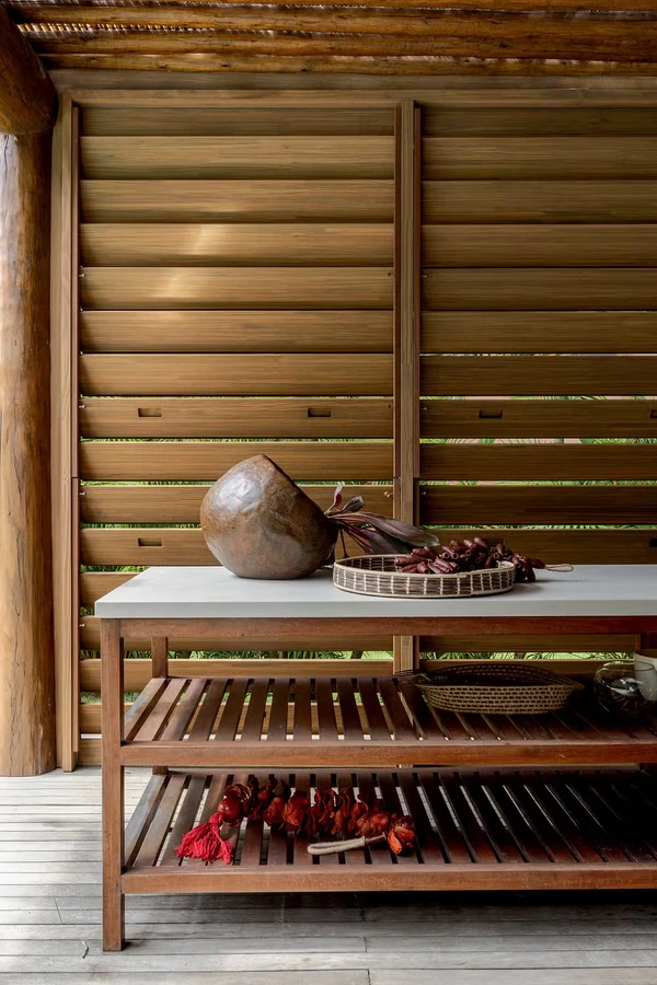 Heloísa Périssé abriu as portas da mansão na Praia do Forte e mostrou decoração minimalista, piscina e integração total com a natureza por Gabriela Daltro/Divulgação