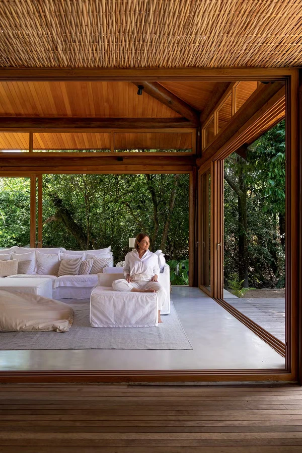 Heloísa Périssé abriu as portas da mansão na Praia do Forte e mostrou decoração minimalista, piscina e integração total com a natureza por Gabriela Daltro/Divulgação