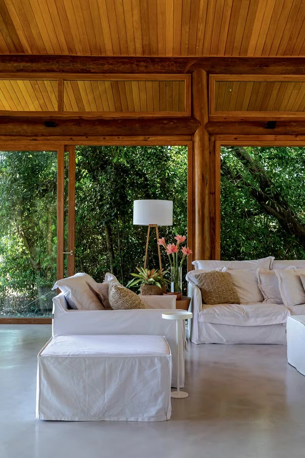 Heloísa Périssé abriu as portas da mansão na Praia do Forte e mostrou decoração minimalista, piscina e integração total com a natureza por Gabriela Daltro/Divulgação