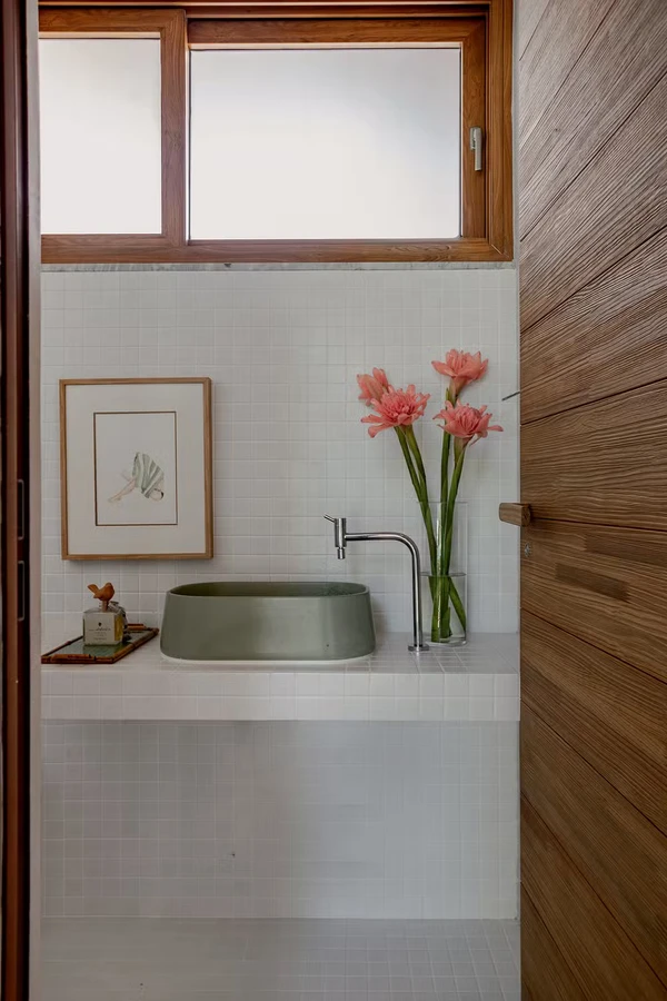 Heloísa Périssé abriu as portas da mansão na Praia do Forte e mostrou decoração minimalista, piscina e integração total com a natureza por Gabriela Daltro/Divulgação