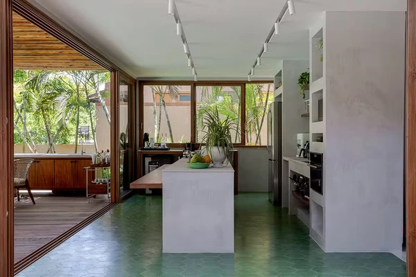 Heloísa Périssé abriu as portas da mansão na Praia do Forte e mostrou decoração minimalista, piscina e integração total com a natureza por Gabriela Daltro/Divulgação