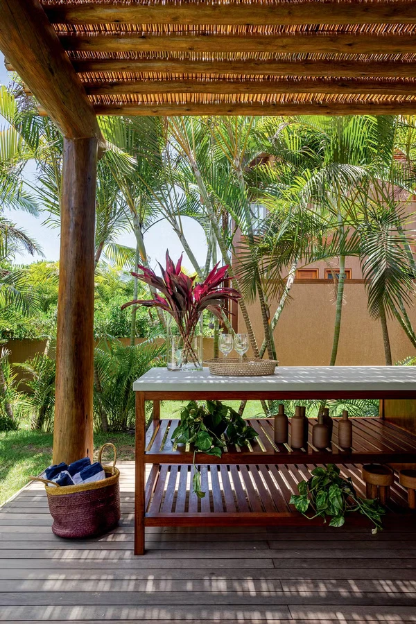 Heloísa Périssé abriu as portas da mansão na Praia do Forte e mostrou decoração minimalista, piscina e integração total com a natureza por Gabriela Daltro/Divulgação