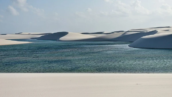 Lençóis Maranhenses (MA) por Heris Luiz Cordeiro Rocha / Wikimedia Commons