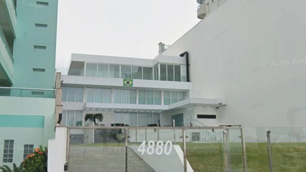 Mansão de Hang sobrevive em meio a arranha-céus por Reprodução