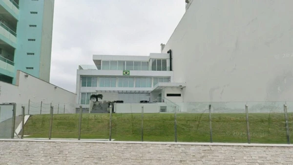 Mansão de Hang sobrevive em meio a arranha-céus por Reprodução