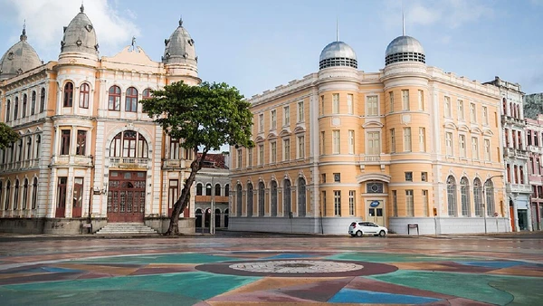 Marco Zero, ponto simbólico do Recife Antigo e uma das áreas mais fotografadas da capital pernambucana por Bruno Lima / MTur Destinos / Wikimedia Commons