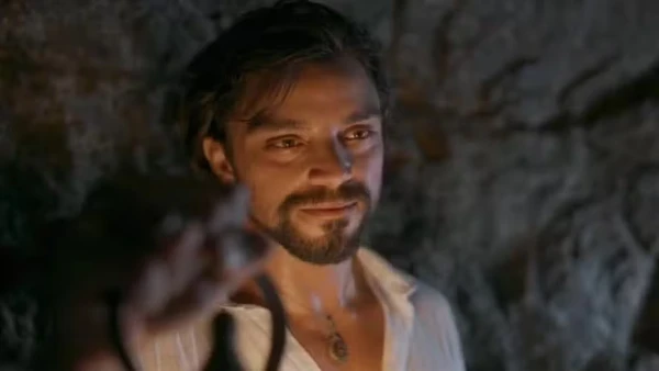 Na novela da TV Globo, 'A nobreza do amor', Omar (Rodrigo Simas) sobrevive