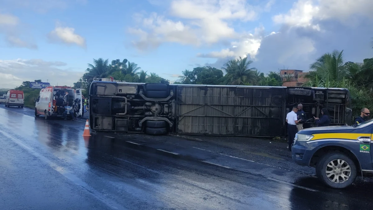 Ônibus tomba na BR-324 e deixa um morto  por Divulgação PRF