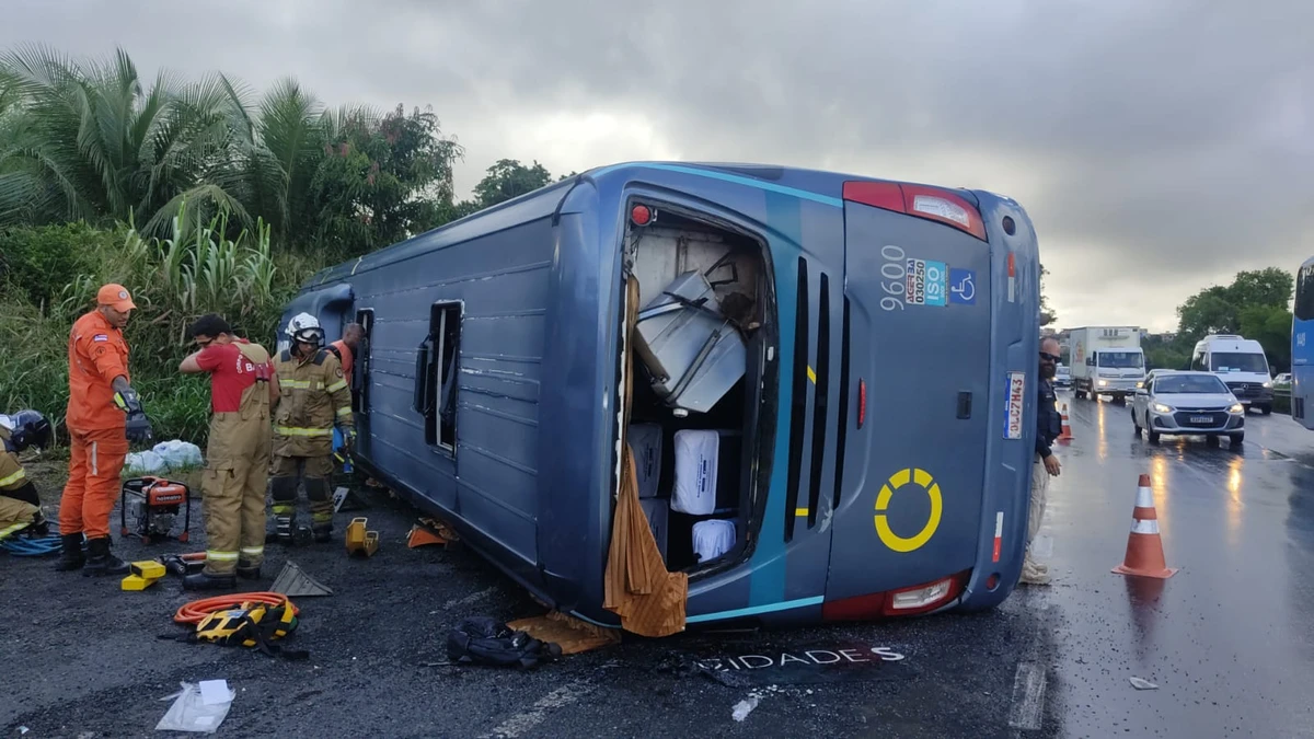 Ônibus tomba na BR-324 e deixa um morto 