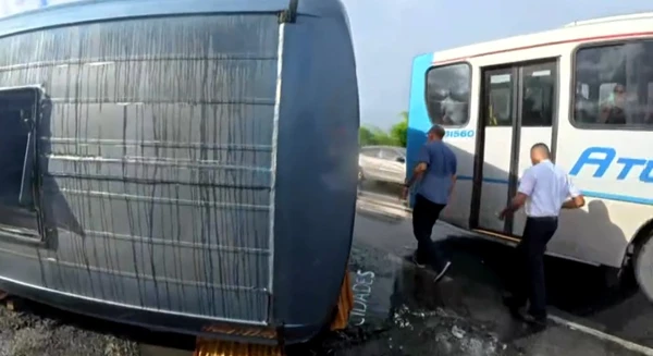 Ônibus tomba na BR-324 e deixa um morto  por Divulgação PRF-BA