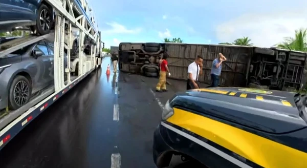 Ônibus tomba na BR-324 e deixa um morto  por Divulgação PRF-BA