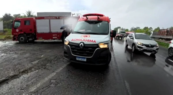 Ônibus tomba na BR-324 e deixa um morto  por Divulgação PRF-BA