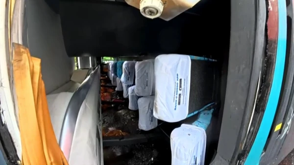 Ônibus tomba na BR-324 e deixa um morto  por Divulgação PRF-BA