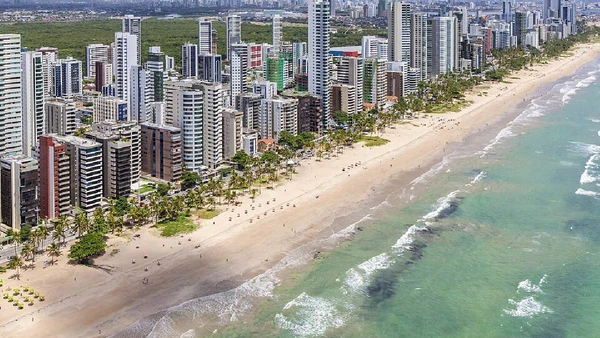 Os icônicos arrecifes são os responsáveis pelo nome da cidade: Recife