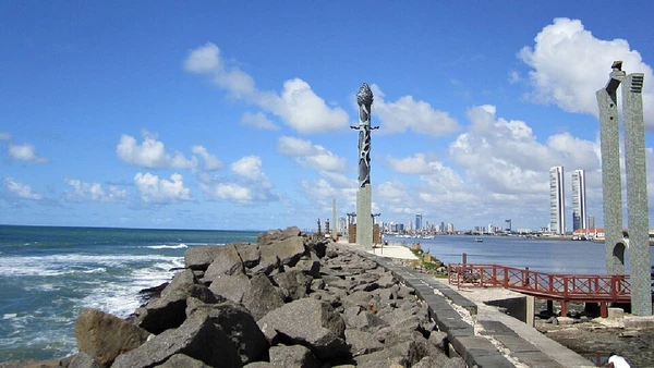 Parque das Esculturas Francisco Brennand, cartão-postal visto a partir do Marco Zero por Portal da Copa / ME / Wikimedia Commons