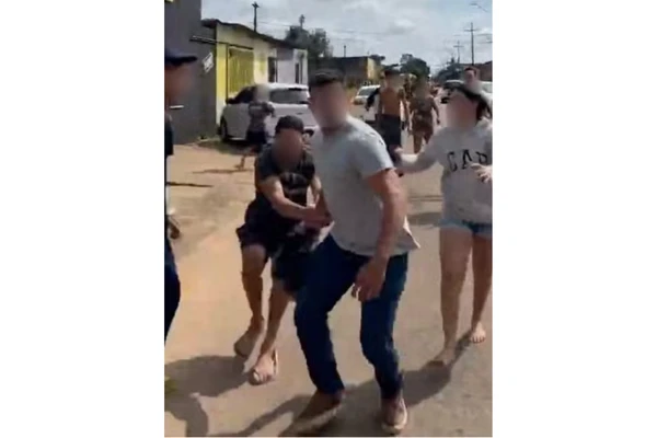 Repórter foi agredido ao vivo por Reprodução