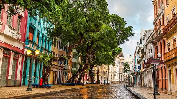 Rua do Bom Jesus, uma das vias históricas mais conhecidas do Recife Antigo por Bruno Lima / MTur Destinos / Wikimedia Commons