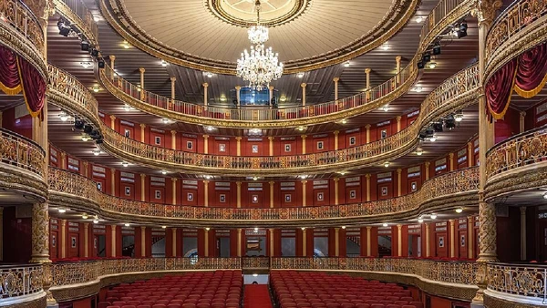 Teatro de Santa Isabel, um dos teatros históricos mais importantes do Brasil por Wilfredor / Wikimedia Commons