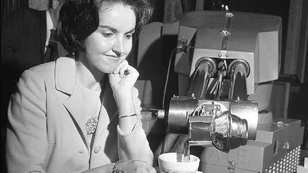 Unimate (1961), de George Devol e Unimation: primeiro robô industrial em operação, marco dos braços articulados por Frank Q. Brown / Los Angeles Times / Wikimedia Commons
