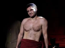Imagem - Ex-galã de Malhação, Hugo Bonèmer surge em nu frontal no teatro e exibe o bumbum em cena: 'Troca de pele'